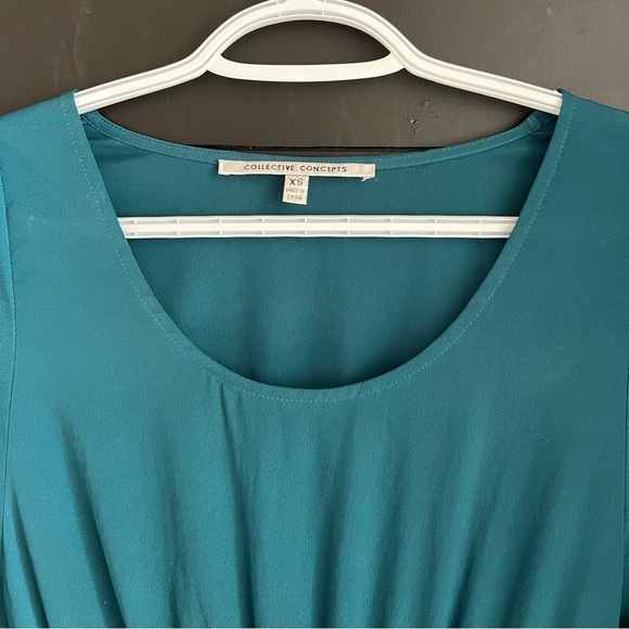 Flowy sleeved dress - Picture 2 of 3